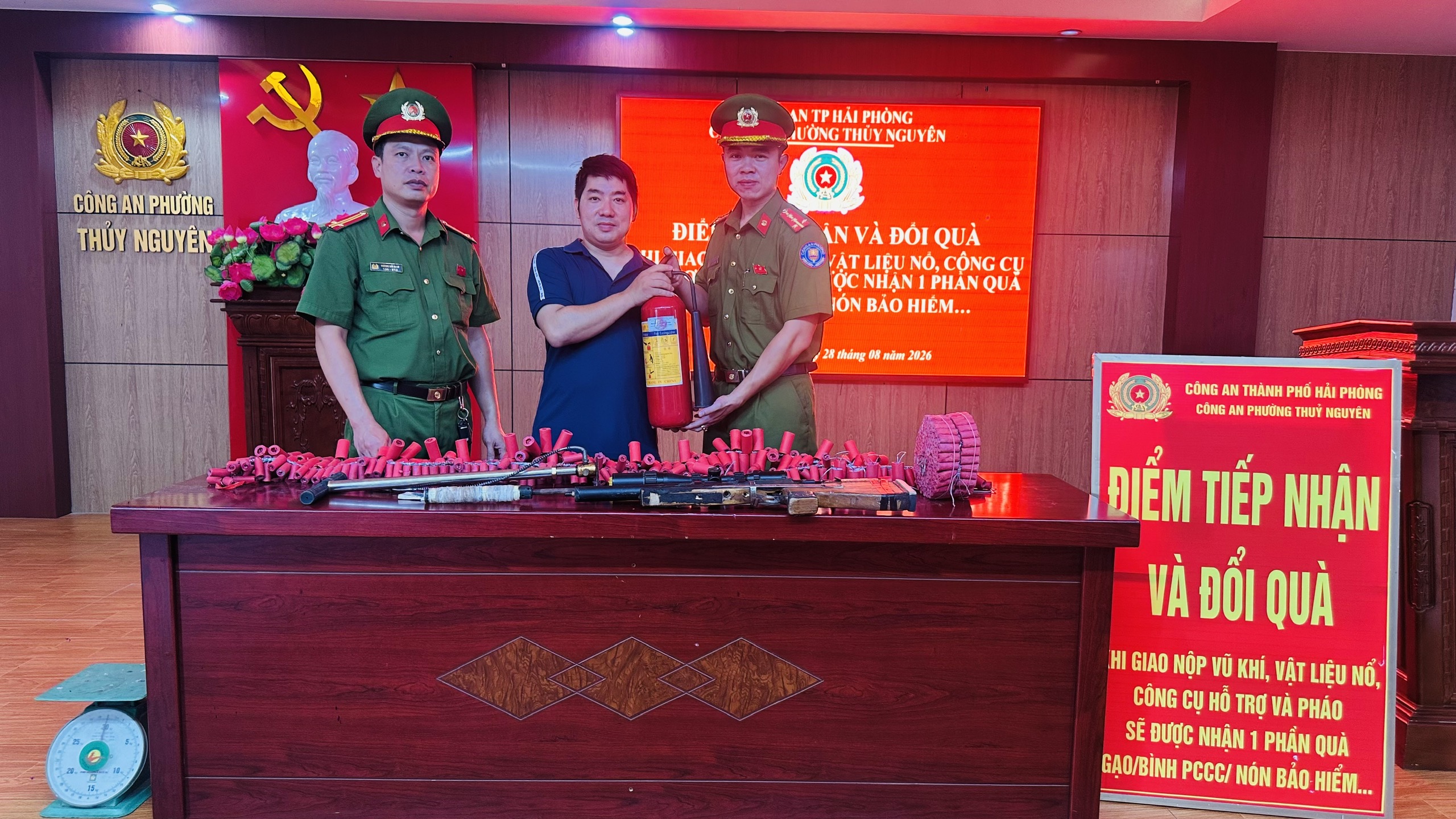 Công an phường Thuỷ Nguyên: Vận động người dân giao nộp hơn 10kg pháo cùng súng hơi, trao tặng Nhân dân bình chữa cháy